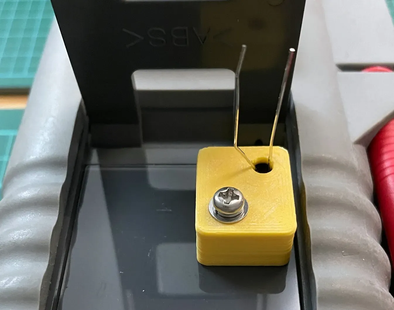 フォトトランジスタを固定する様子