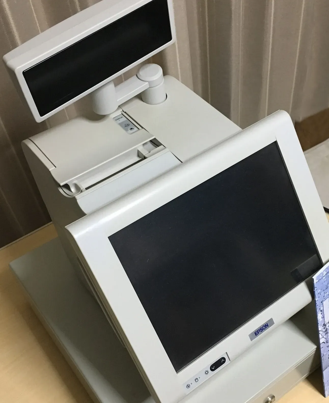 小さな部屋に、POSレジのようなものがみなぎる。