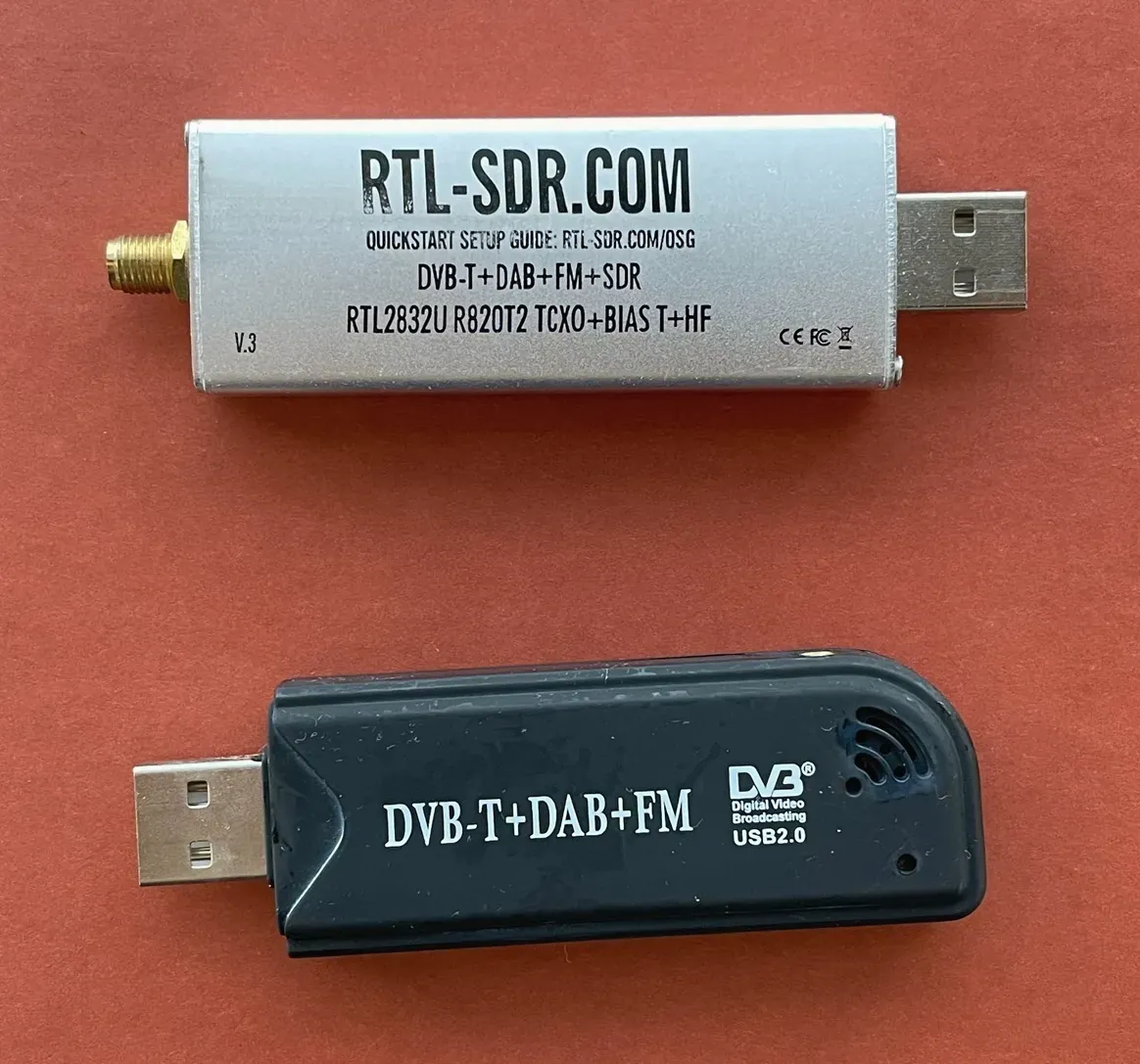RTL-SDRドングル（上がRTL-SDR Blog V3ドングル、下がいにしえのドングル）