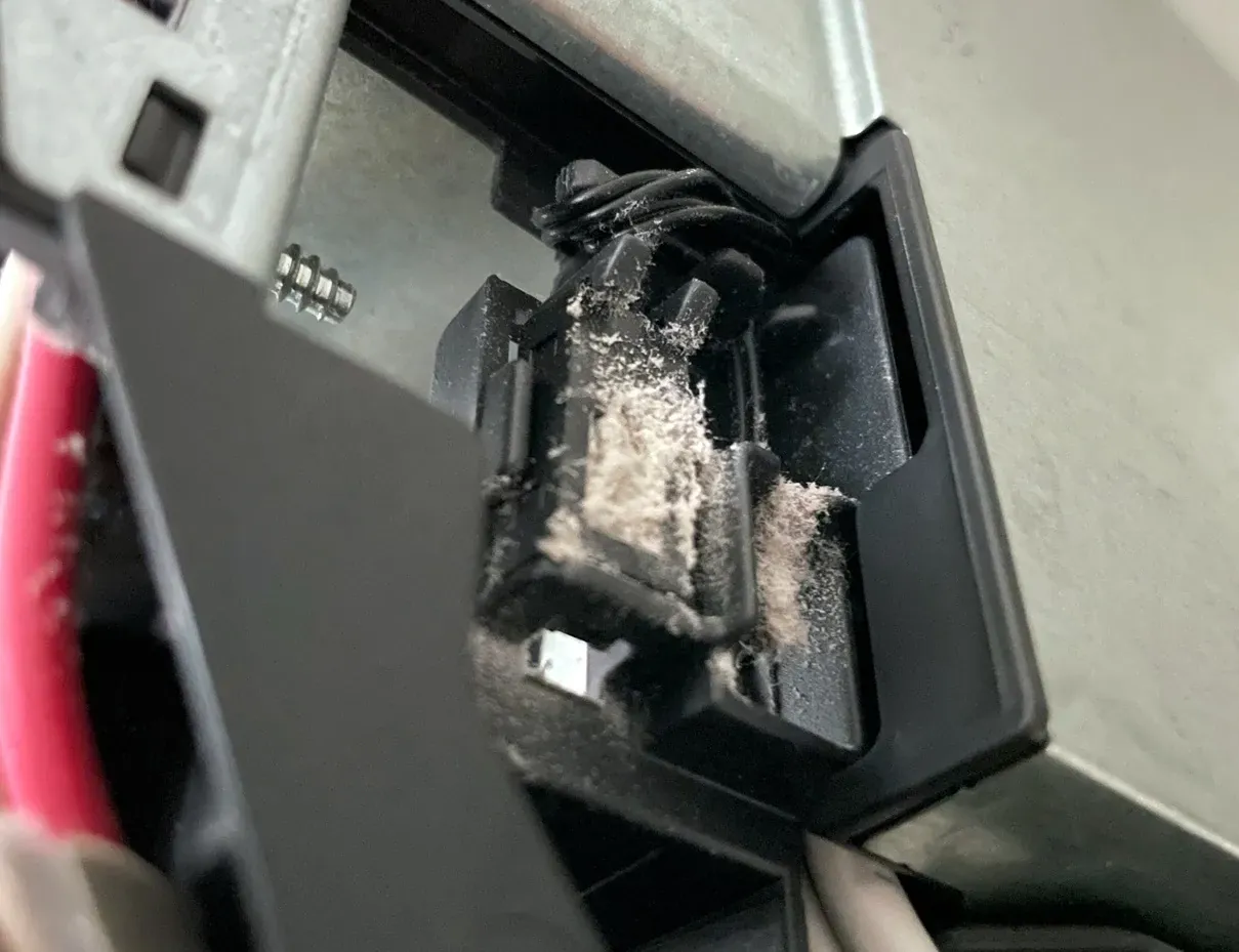 ホコリまみれの温湿度センサー