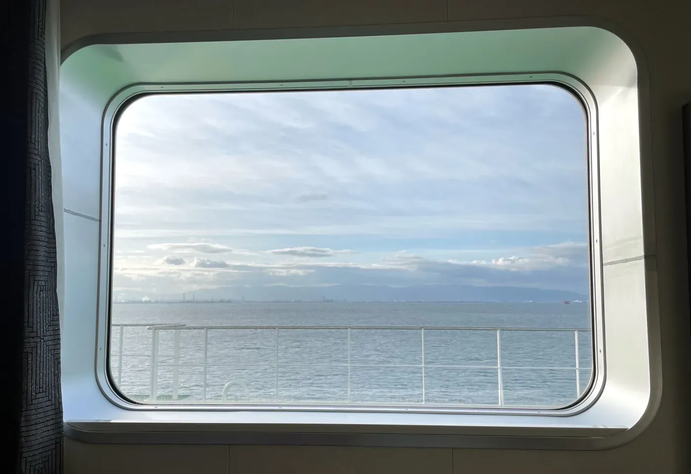 車窓（船窓？）